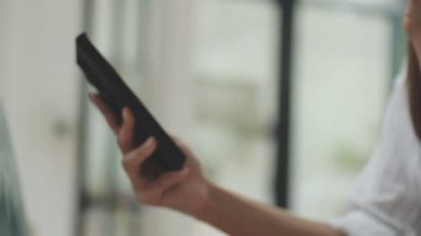 Alışveriş merkezinde cep telefonu kartı kullanan bir kadın.
