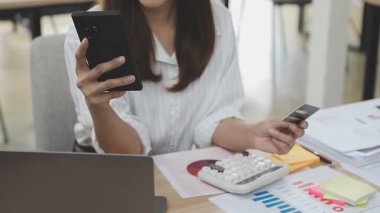 Ofiste akıllı telefon kullanan bir iş kadını. iş ve mali konsept