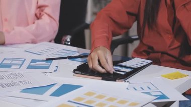 iş ekibi tablet ve tablet bilgisayarda mali istatistikleri tartışıyor