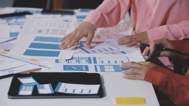 Modern ofiste proje üzerinde çalışan iş adamları