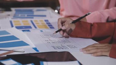 Ofiste beyin fırtınası yapan bir grup insan.