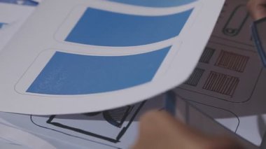 bir tablet üzerinde çalışan iş adamı