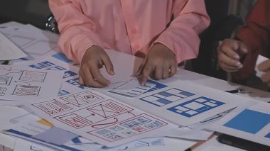 Genç Asyalı iş adamları evde birlikte çalışıyor, iş adamları, iş konsepti