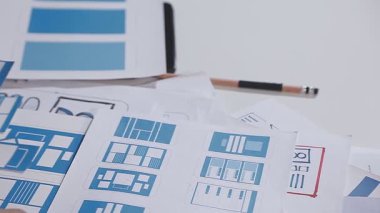 Tasarımcı yeni tasarım projesinin planını ve çizimini tutuyor.