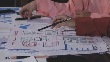 Genç işadamı kağıt üzerinde kalemle yazıyor.