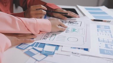 Genç bayan tasarımcı evde takımıyla çalışıyor. yaratıcı tasarım kavramı