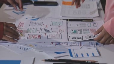 Ofisinde dizüstü bilgisayarı ve kalemi olan genç bir iş adamı.