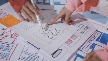 Tasarımcı plan ve çizimler ile çalışıyor, yakın plan