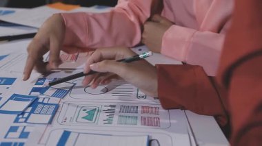 İş kadını tahtada bir notla yazıyor.