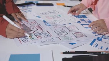 İş adamları ofiste iş planlarını tartışıyor. İş ekibi projeyi tartışıyor