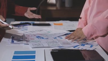 İş adamları birlikte çalışıyor.