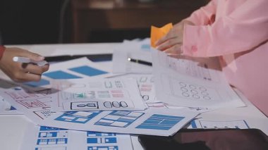 Tablet bilgisayar ve hesap makinesiyle çalışan kadın tasarımcı