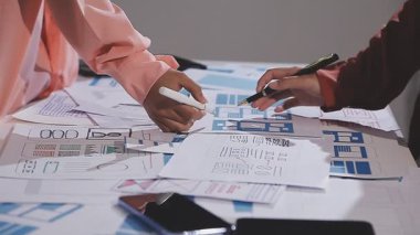 Modern ofiste çalışan iki iş arkadaşı.