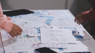 Şablona ve hesap makinesine sahip mimar, iş yerindeki planlar üzerinde çalışıyor