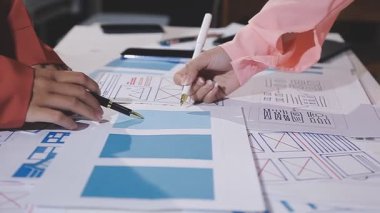 Yakın plan - Yeni bir projede çalışan genç bayan mimar