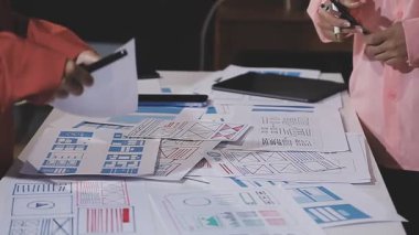 İş adamları ofiste mali tablolar ve grafikleri tartışıyor. Takım çalışması ve beyin fırtınası konsepti