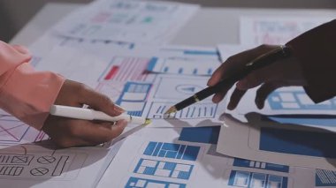 Tasarımcı bir planla çalışıyor