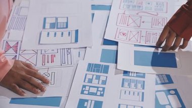 Modern bir ofisin planıyla çalışan mimarın yakın plan fotoğrafı.