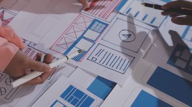 Ofisteki planların taslağı üzerinde çalışan mimarın planıyla birlikte yakın plan..