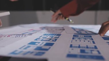 Ofis masasında dizüstü bilgisayarda çalışan genç bir kadın.