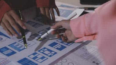 Modern ofiste çalışan iş adamlarını kapatın.