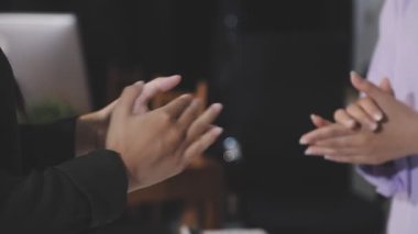 Ofisteki iş adamlarına yakın çekim.