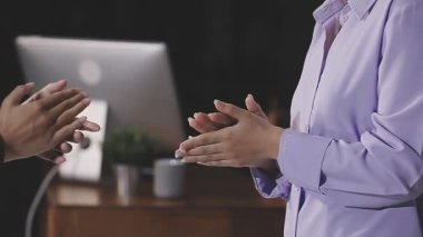 İş adamları ofiste el sıkışıyor.