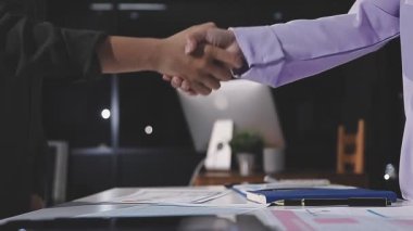 Modern ofiste iş ortağı ve iş adamı tokalaşması.