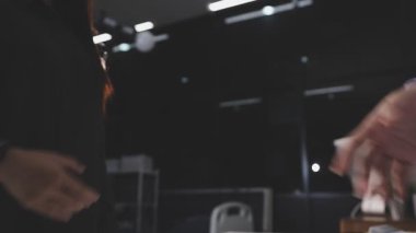 Ofisteki ortakların el sıkışması.