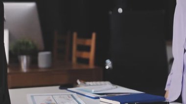 İş adamı, iş ortağıyla el sıkışıyor.