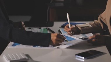 Ofiste çalışan iş adamları.