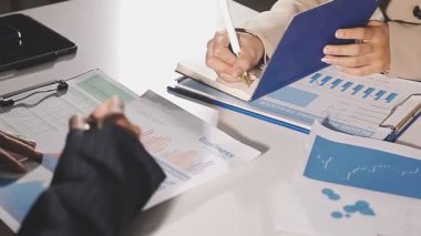 Finansal veriler tartışırken iş takım