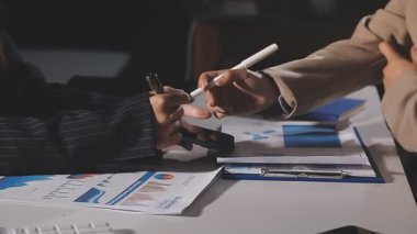 İş adamı işyerinde belge imzalıyor