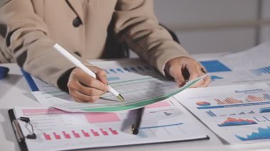 Ofiste çalışan iş kadını, mali belgeler ve dizüstü bilgisayar