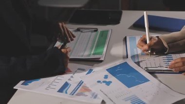 İş ekibi ofiste tartışıyor ve beyin fırtınası yapıyor..