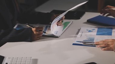 İş adamları ofiste toplanıyor.