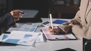 İş adamları ofiste birlikte çalışırlar. takım çalışması konsepti