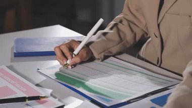 Evde dizüstü bilgisayarda çalışan genç bir adam..