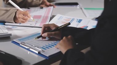 İş adamları ofisteki laptopta finansal verileri tartışıyor ve analiz ediyorlar.