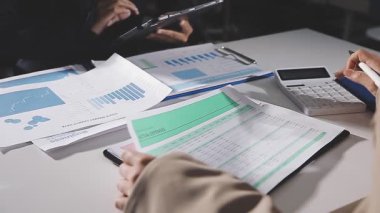 İş ekibi ofiste çalışıyor.