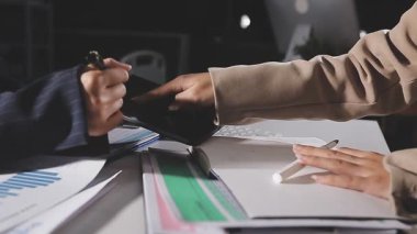 Ofiste birlikte çalışan iş adamlarına yakından bakın.