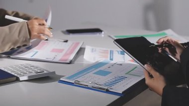 Ofiste çalışan iş adamları