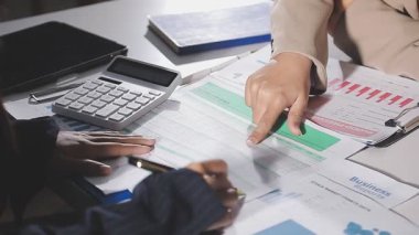 İş adamları modern ofisteki toplantı odasında iş planlarını tartışıyor.