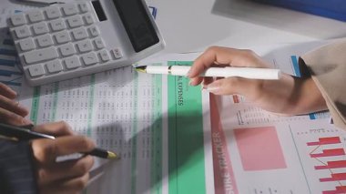 İş kadını hesap makinesine yazıyor