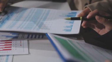 İş adamları iş planını tartışıyor