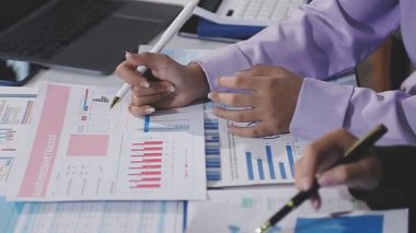 Dizüstü bilgisayarda çalışan iş adamları