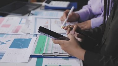 İş adamları ofiste iş planlarını tartışıyor.