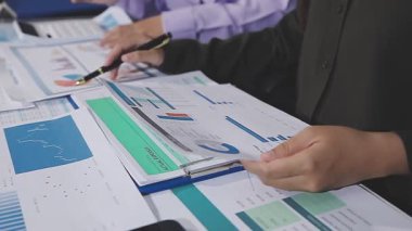 Ekonomik rapor, iş ve mali konsept üzerinde çalışan iş adamları