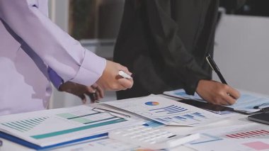 Ofiste mali rapor ve belgelerle çalışan iş kadını.