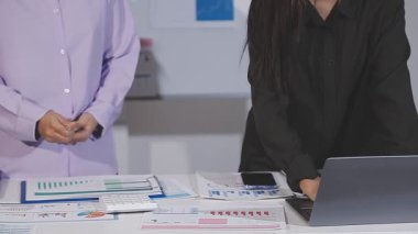 Modern ofiste iş kadını ve erkek birlikte çalışıyor.